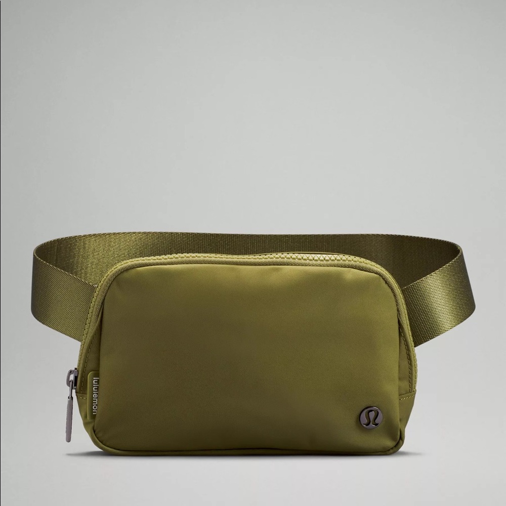 NWOT Lululemon Everywhere Belt Bag 1L
Bronze Green